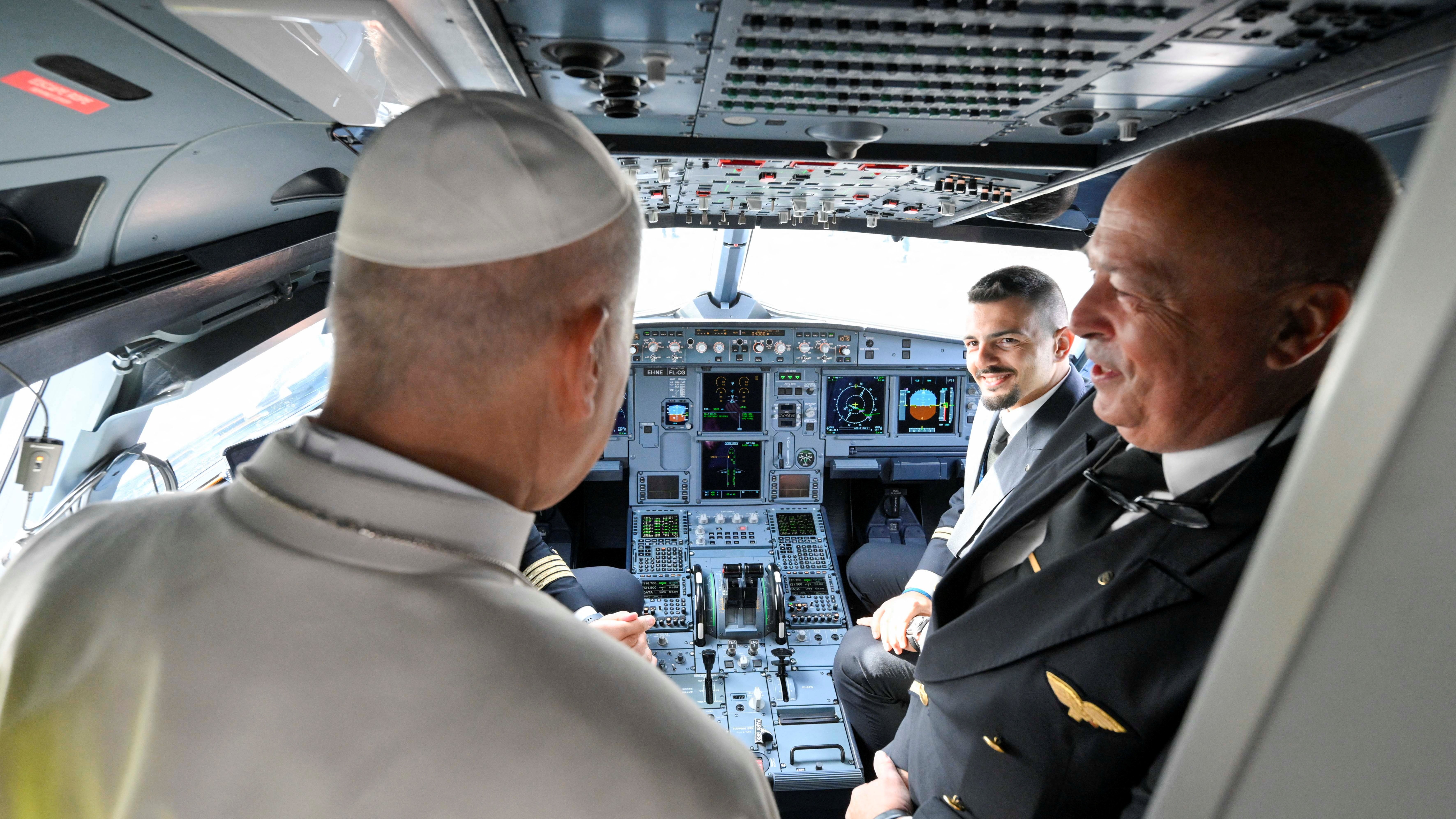 León XIV no interior do avión. Simone Risoluti/Medios do Vaticano vía REUTERS
