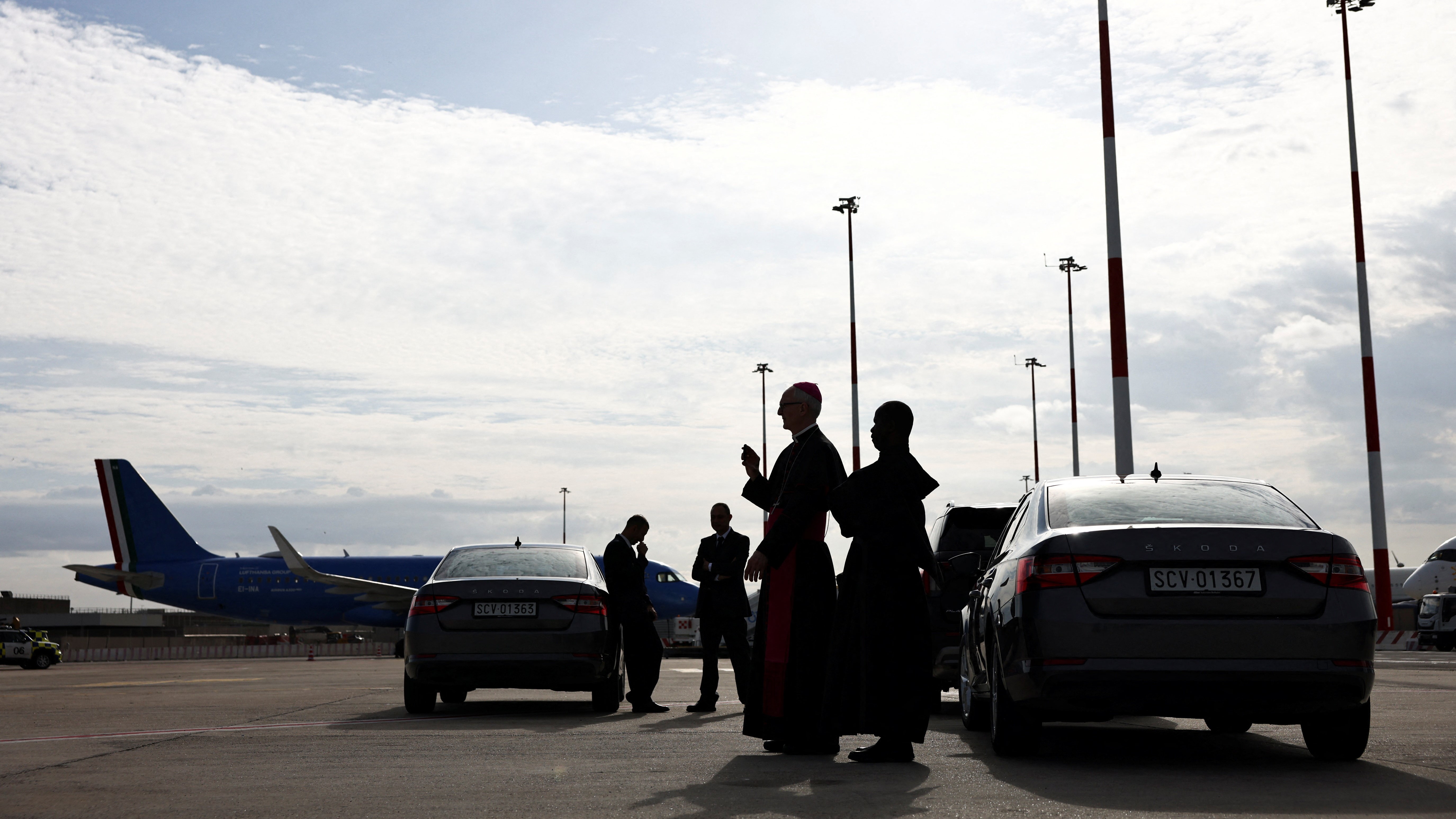 Membros do clero no aeroporto de Fiumicino. REUTERS/Matteo Minnella