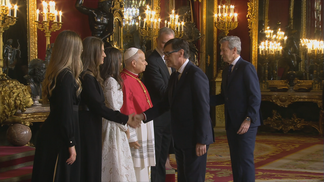 O presidente da Xunta saúda o pontífice no Salón do Trono