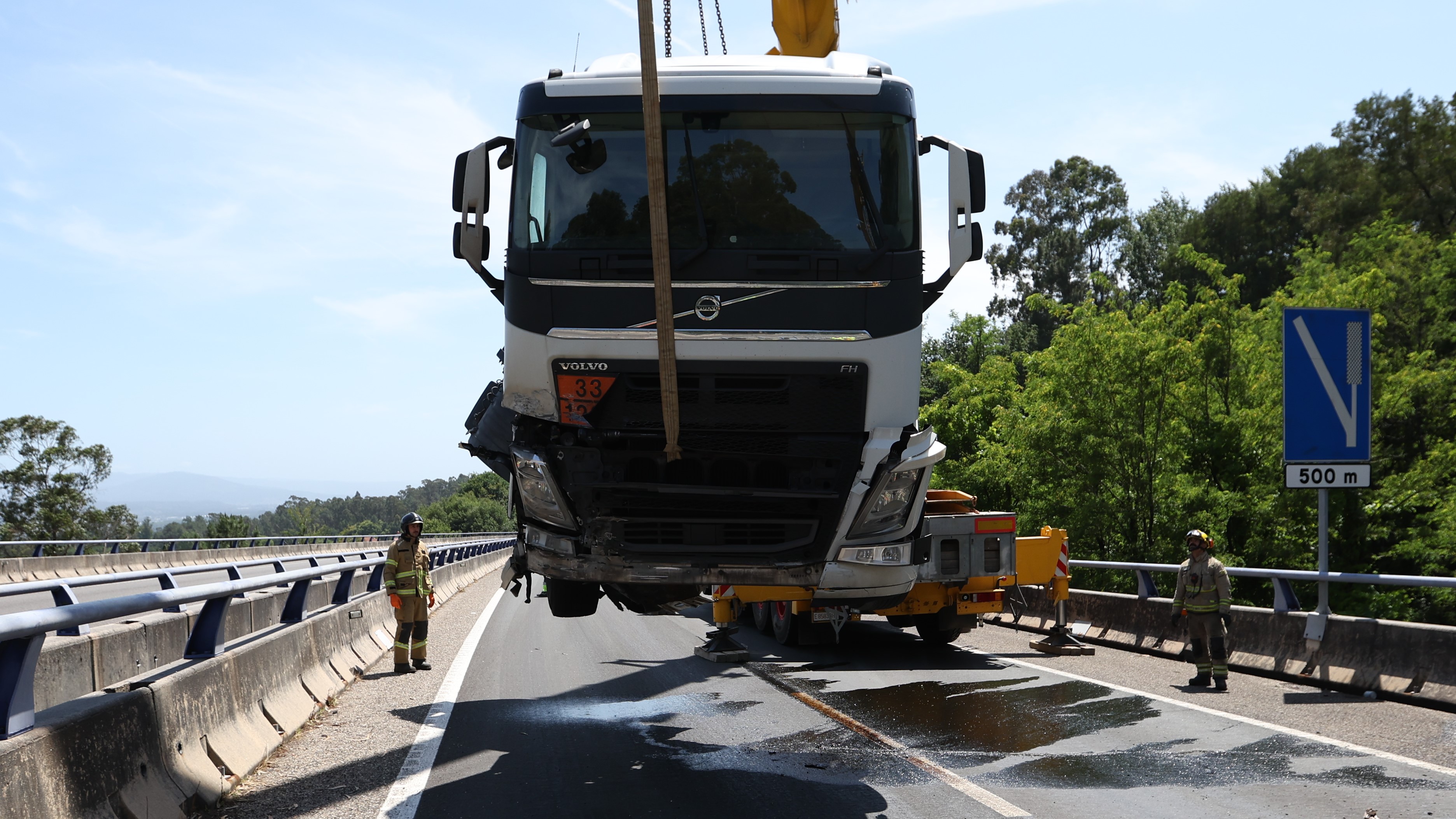 Momento no que un guindastre retira o camión da autoestrada. EFE/ Sxenick