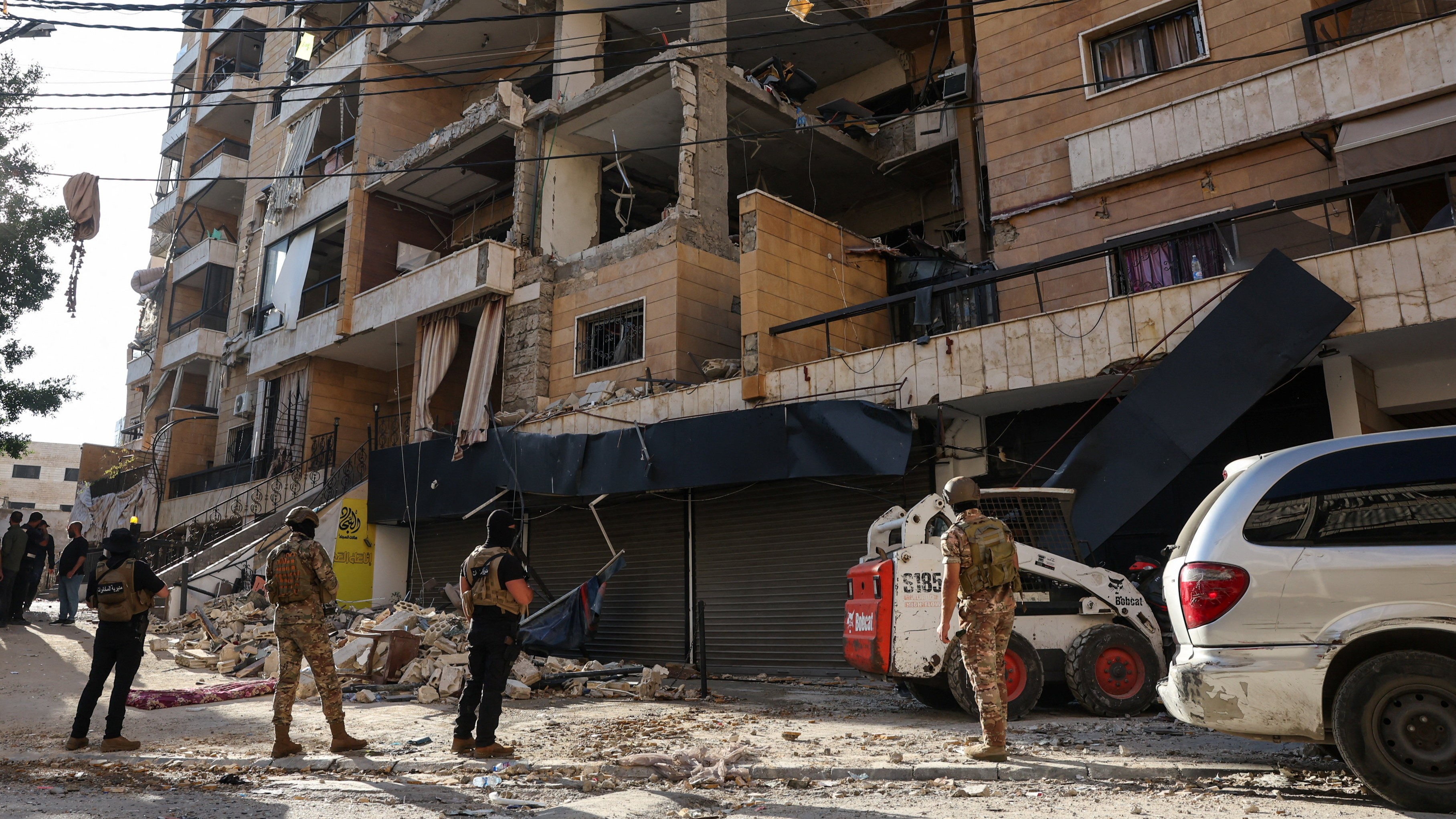Edificio danado en Beirut polas bombas. REUTERS/Mohamed Azakir