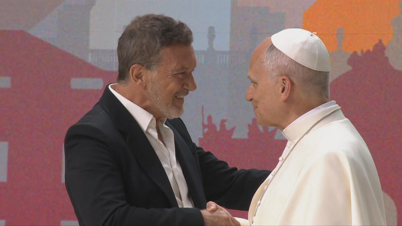 Antonio Banderas saúda a León XIV tras a súa intervención