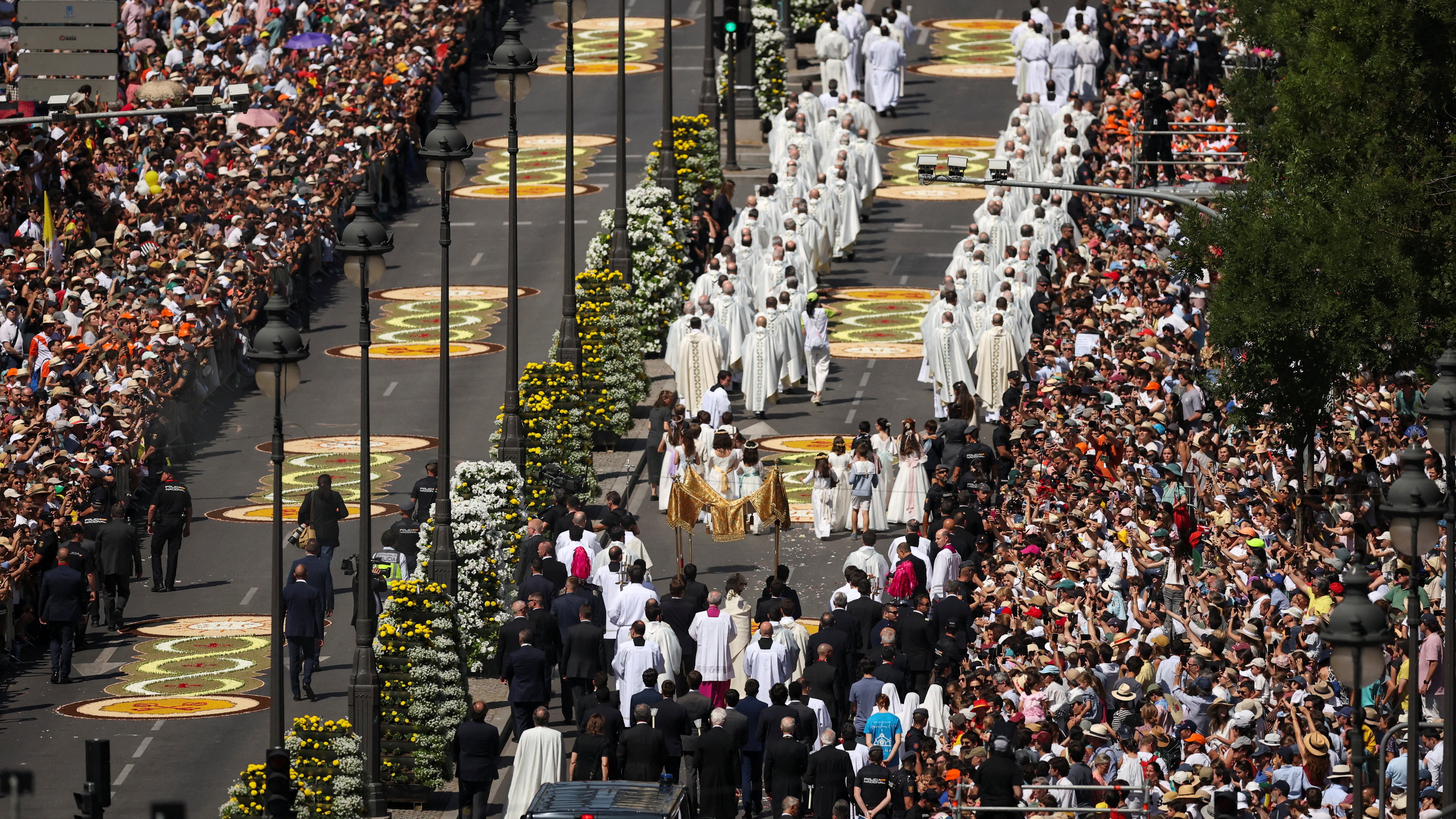 A procesión percorreu a rúa Alcalá. REUTERS/Mohammed Salem