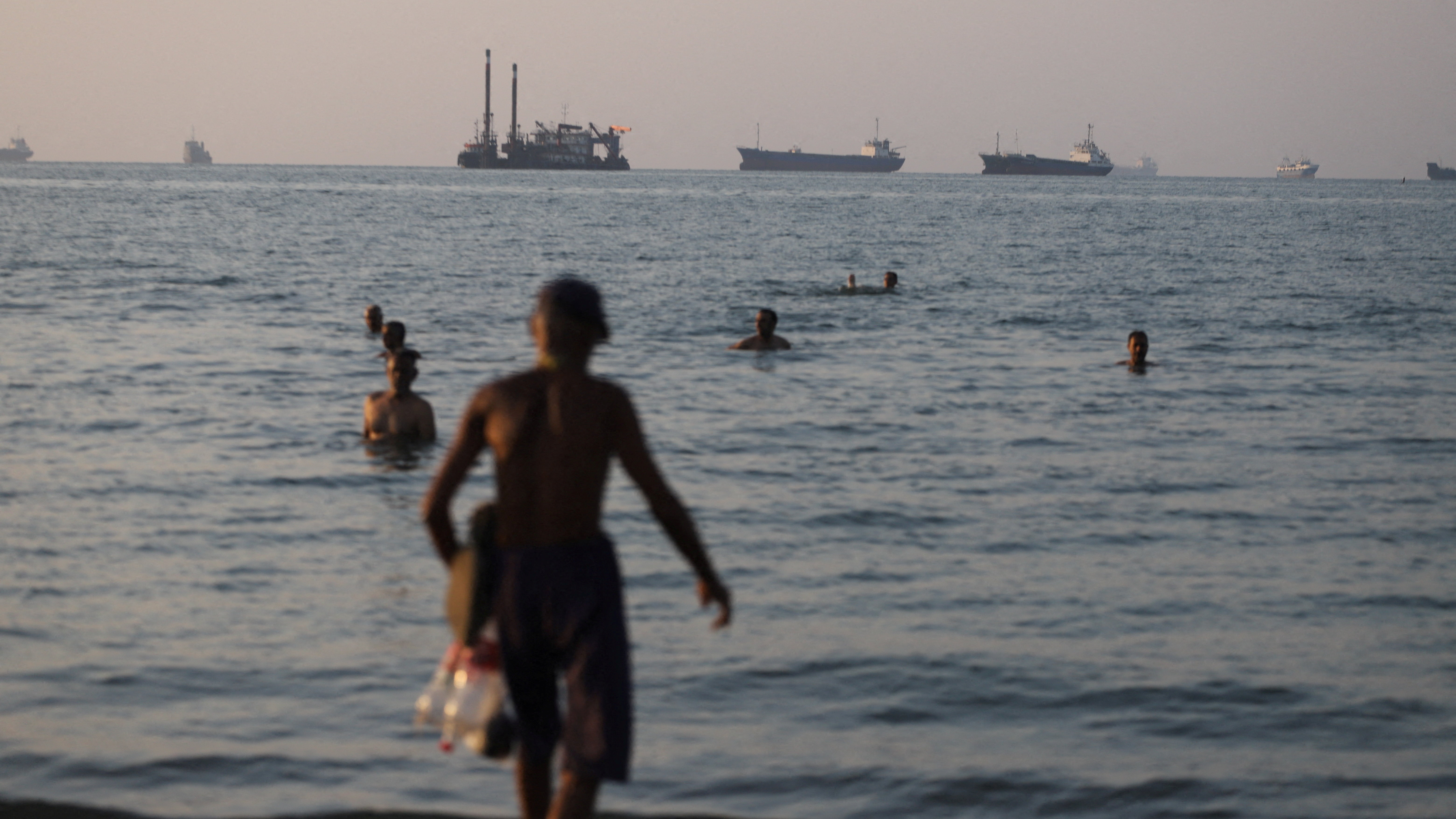 Barcos no estreito de Ormuz. Amirhosein Khorgooi/ISNA/WANA vía REUTERS