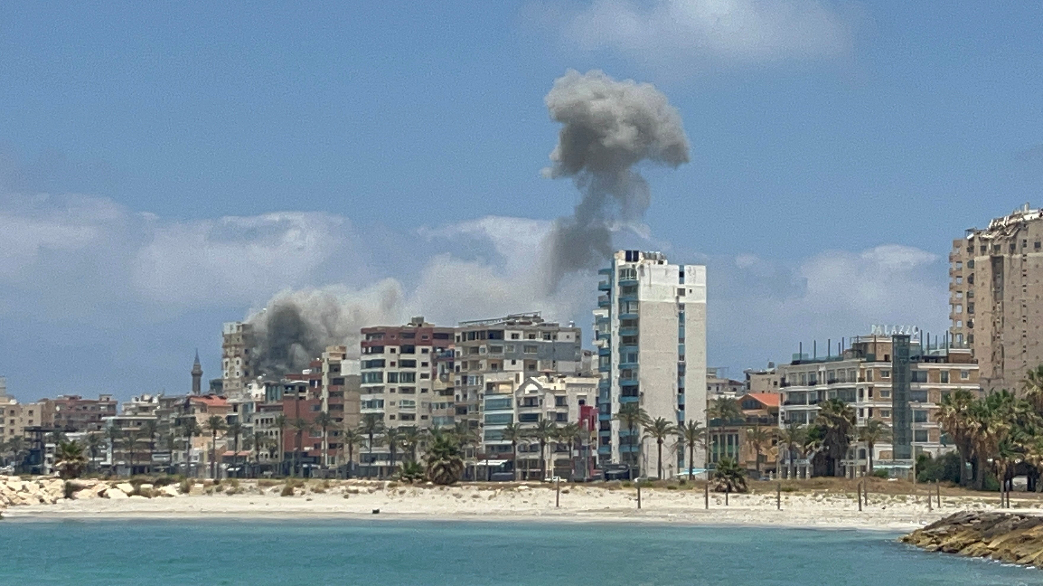Bombardeo na cidade libanesa de Tiro (Reuters)