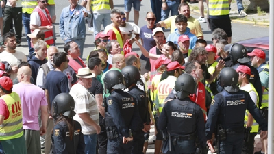 Manifestación de traballadores do Metal durante o segundo día de huega pola consecución de melloras nos convenios colectivos . (EFE/Kiko Delgado)