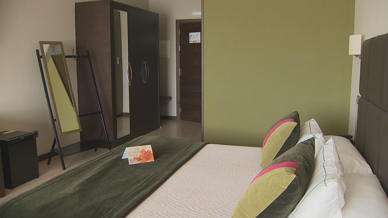 Habitación dobre nun hotel de Conturiz, ás aforas de Lugo