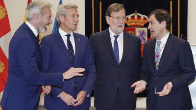 Alfonso Rueda, o presidente aragonés Jorge Azcón e o ex presidente do Goberno Mariano Rajoy, falando co novo presidente de Castela e León ( EFE/Nacho Gallego)