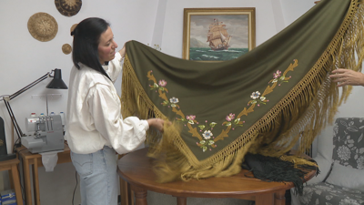 Fátima, costureira e bordadora, mostra un dos mantóns recuperados no seu taller de Brandas Atelier en Dornelas, Silleda