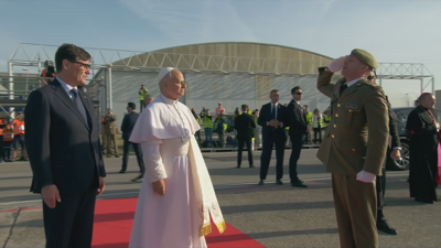 O papa León XIV en Barcelona, minutos antes de tomar o voo que o leva por primeira vez ás Illas Canarias