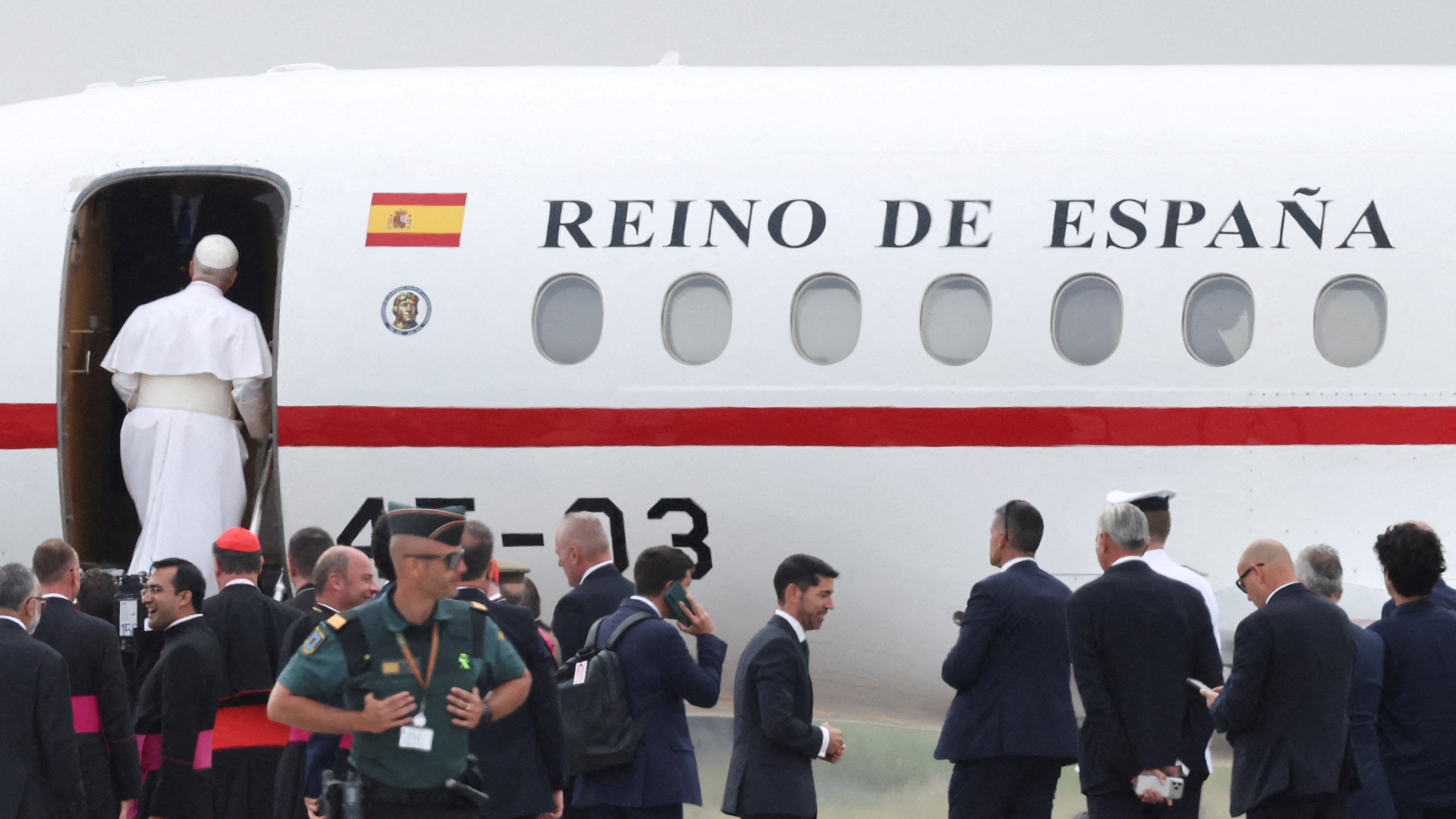 O papa embarca no Falcon. Reuters