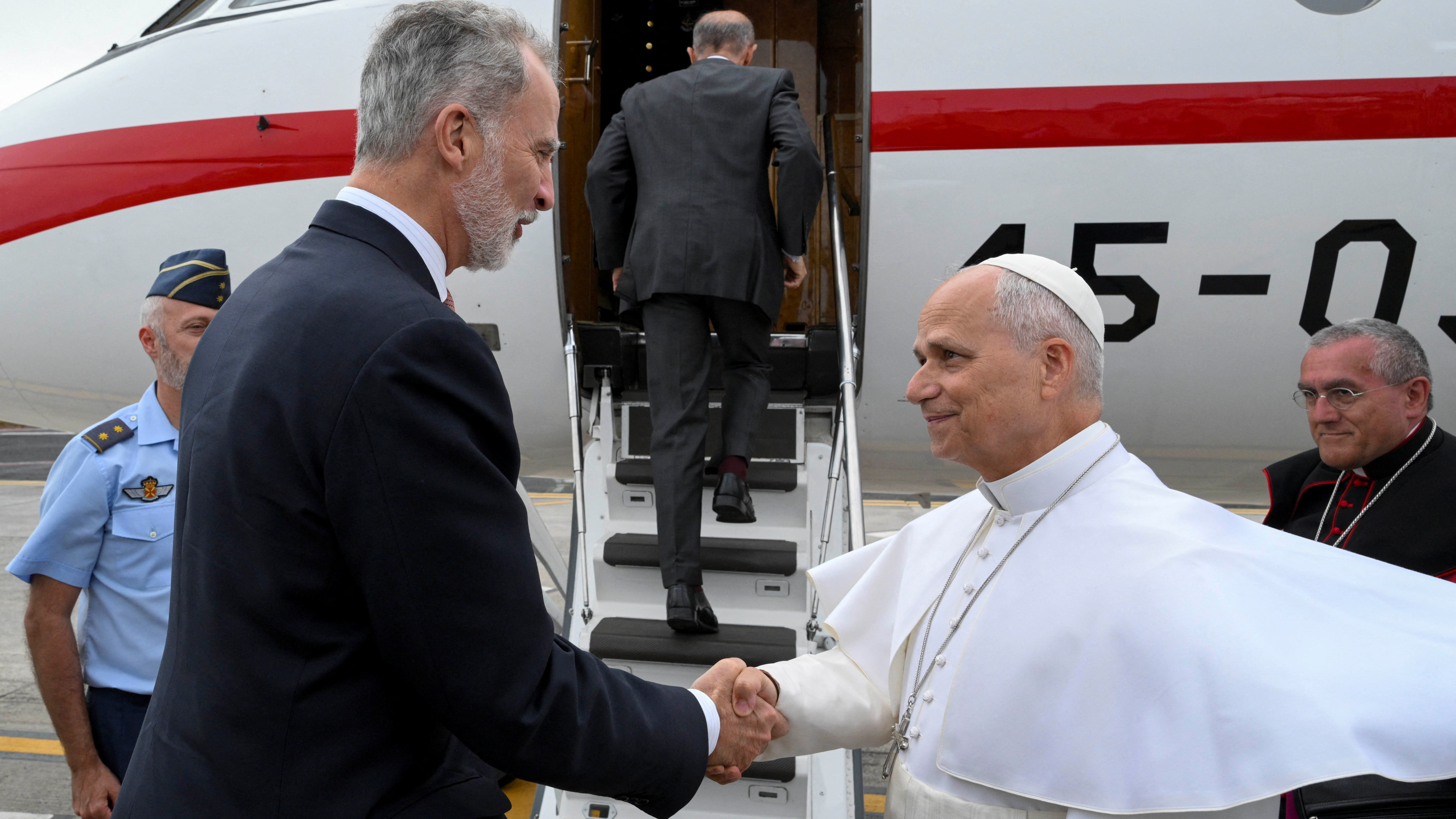 O rei despide por segunda vez o papa a pé de pista no aeroporto tinerfeño dos Rodeos. Reuters