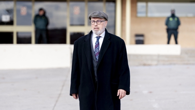 O avogado Javier Teijelo en novembro de 2025 saíndo da prisión de Soto del Real onde estaba Santos Cerdán en prisión preventiva (Europa Press-A. Pérez Meca)