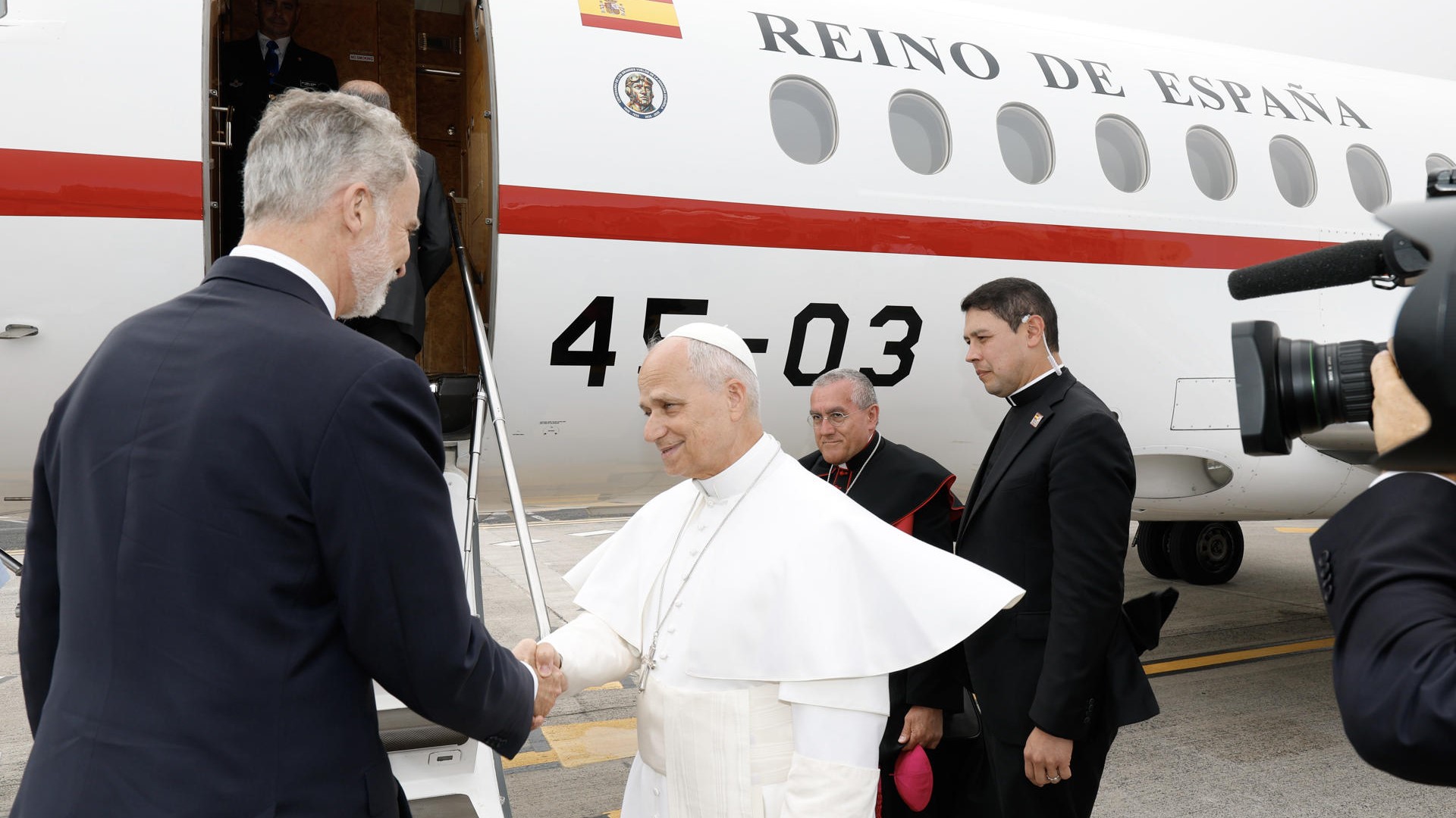 O rei Felipe despide ao papa León XIV. (EFE/Francisco Gómez)