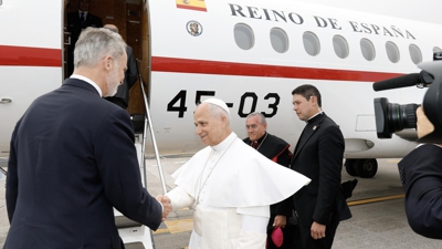O rei Felipe despide ao papa León XIV. (EFE/Francisco Gómez)