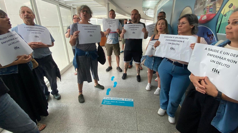 Membros da CIG protestan na sede da consellería de Sanidade