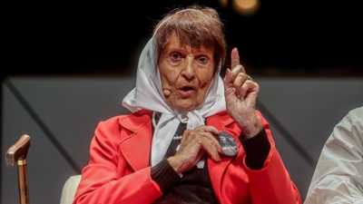 A activista e integrante da ONG Nais de Praza de Mayo Línea Fundadora, Taty Almeida, durante o acto 'Feminismo e Memoria Democrática', no Círculo de Belas Artes, en marzo de 2023, / Ricardo Rubio / Europa Press