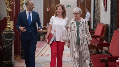 A presidenta Armengol camiño da reunión da Mesa do Congreso. Europa Press.