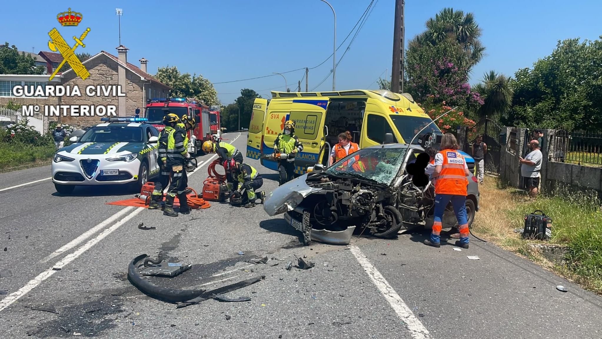 Estado en que quedou o coche sinistrado. Garda Civil.