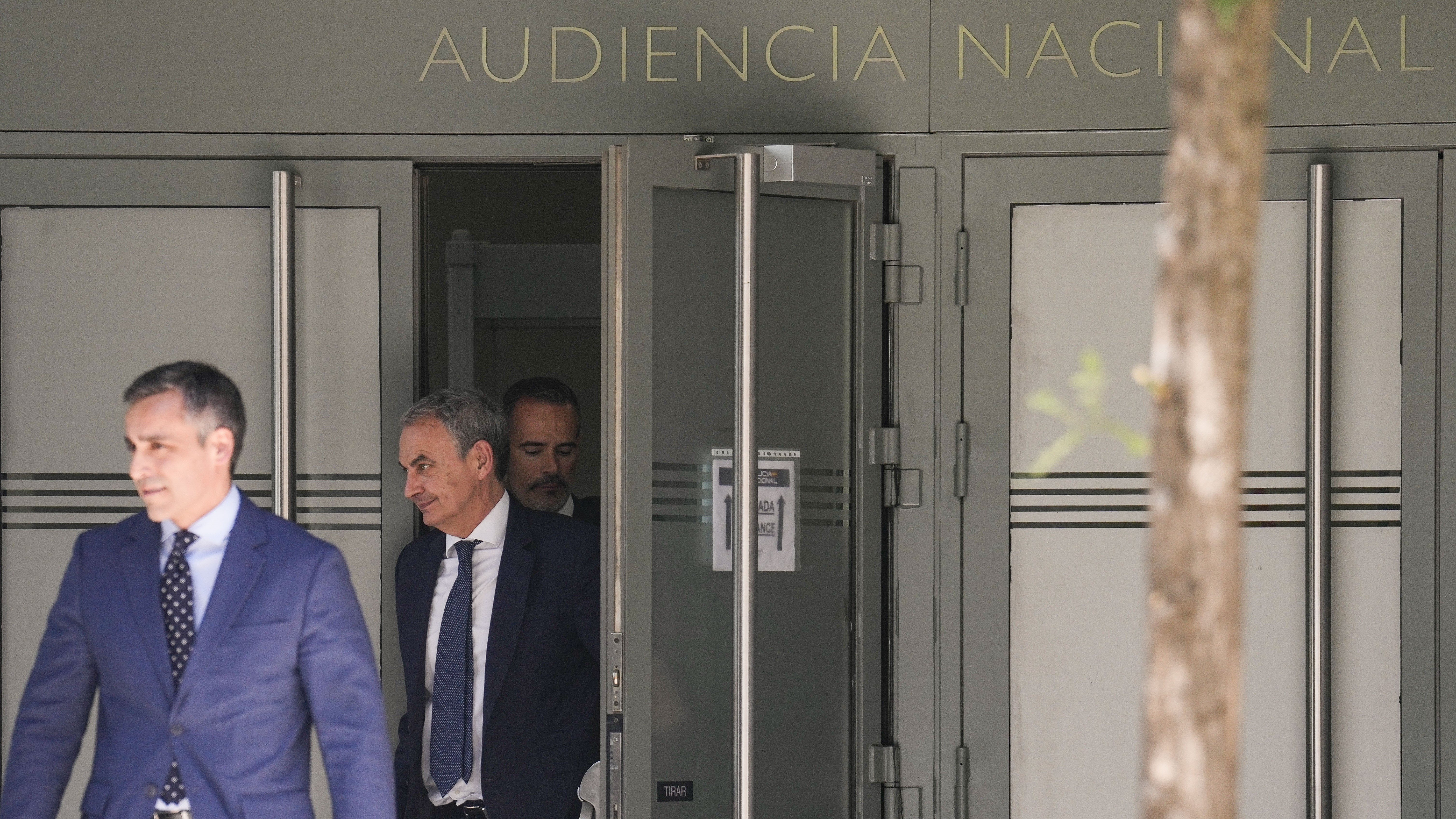 Zapatero á súa saída tras declarar na Audiencia Nacional (EFE/Borja Sánchez-Trillo)