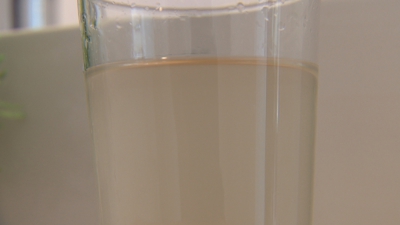 Un vaso coa auga da billa aínda turbia días despois da última treboada