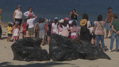 Os escolares do CEIP de Portosín encheron unha ducia de bolsas de lixo na praia de Coira
