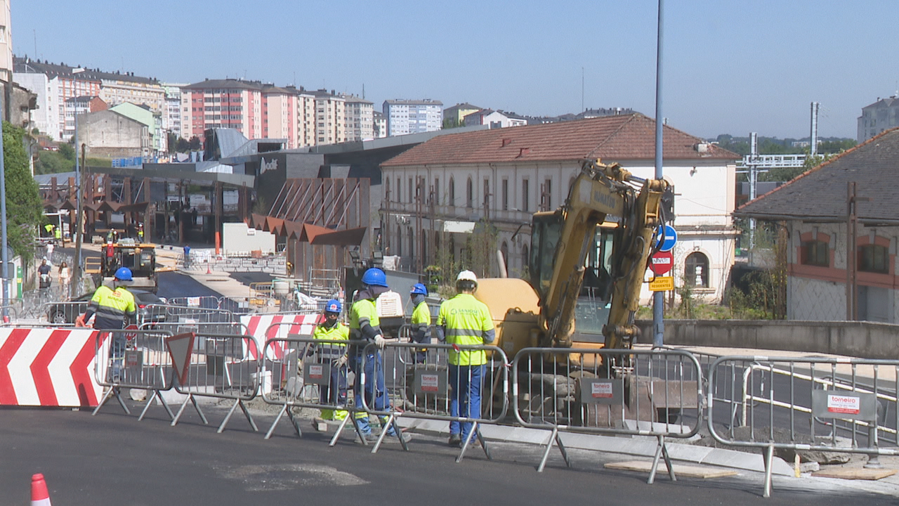 As obras de reurbanización da contorna da estación manteñen cortada o tráfico a praza de Fontao