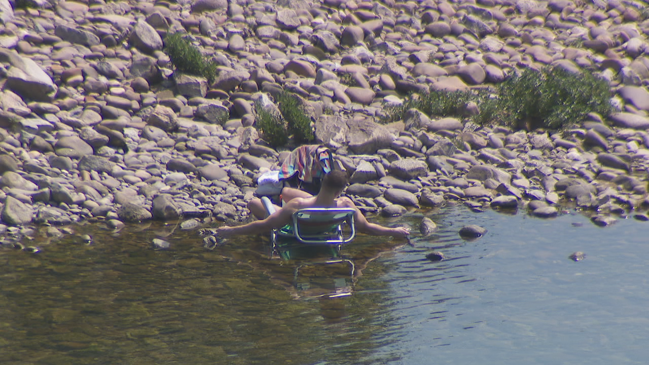Bañista refrescándose no río Miño en Ourense (TVG)