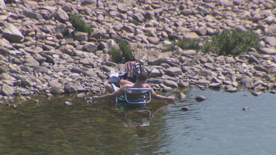 Bañista refrescándose no río Miño en Ourense (TVG)