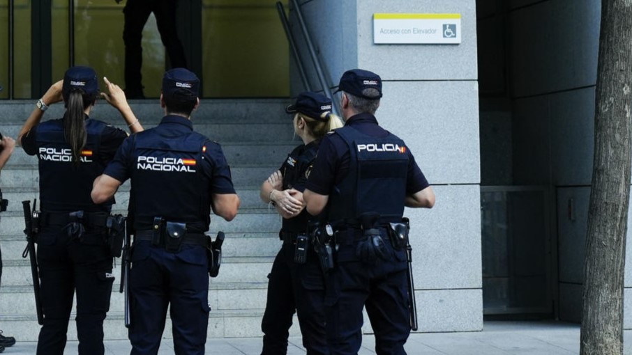 Axentes da Policía ás portas da Audiencia Nacional, este mercores, 17 de xuño. Foto: EFE/Daniel González