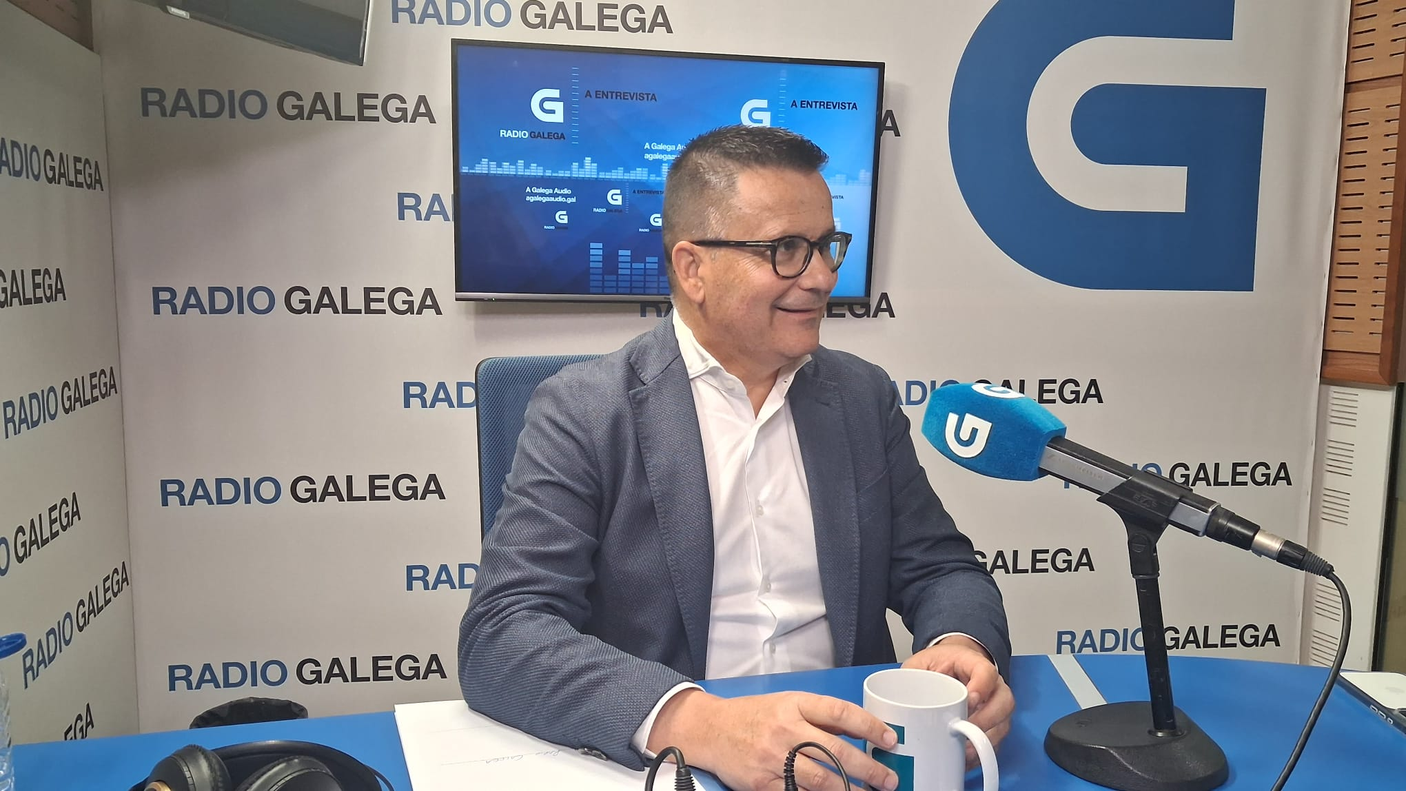 O conselleiro de Emprego, Comercio e Emigración, José González, no estudio da Radio Galega.