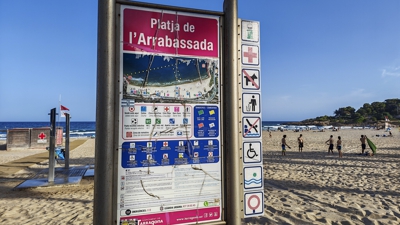 Imaxe da praia da Arrabassado de Tarragona onde afogaron os tres menores. EFE / Javier Díaz.