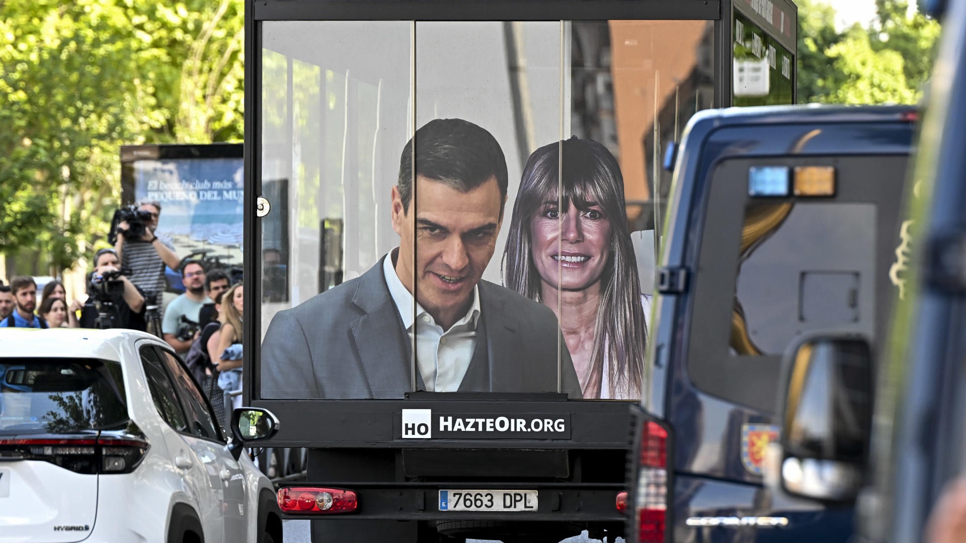 Autobús de HazteOir no exterior do Tribunal de Instancia de Madrid o 15 de juño de 2026. Foto: EFE/Fernando Villar