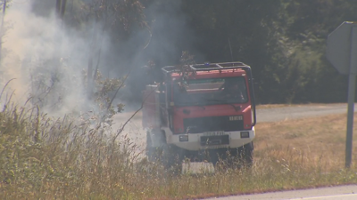 Os bombeiros traballando este domingo no incincendio na Capela, provincia da Coruña