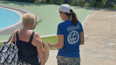 Voluntarios do CHOU informan nas áreas recreativas sobre a prevención dos golpes de calor