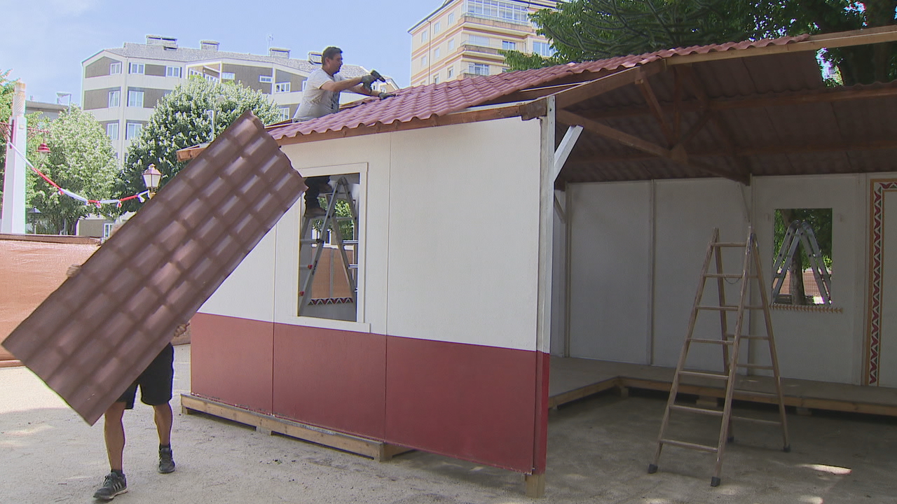 Membros de Salesiani Lucus Augusti desmontan o seu campamento no parque de Rosalía