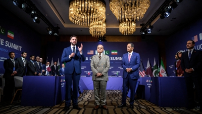 O vicepresidente dos Estados Unidos, JD Vance, fala xunto ao primeiro ministro de Paquistán, Shehbaz Sharif, e o primeiro ministro de Qatar, o xeque Mohammed bin Abdulrahman bin Jassim Ao-Thani, ao comezo da reunión. (FABRICE COFFRINI/Pool via REUTERS)