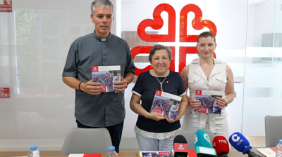 O delegado episcopal, Santiago Fernández, a directora de Cáritas Diocesana de Santiago, Pilar Farjas, e María López, traballadora social. Cáritas.