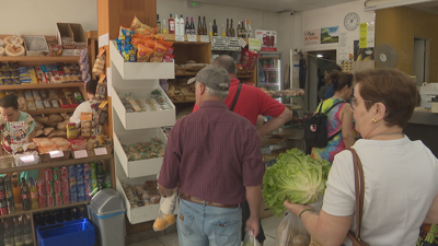 As tendas de barrio salvan a comida dos despistados
