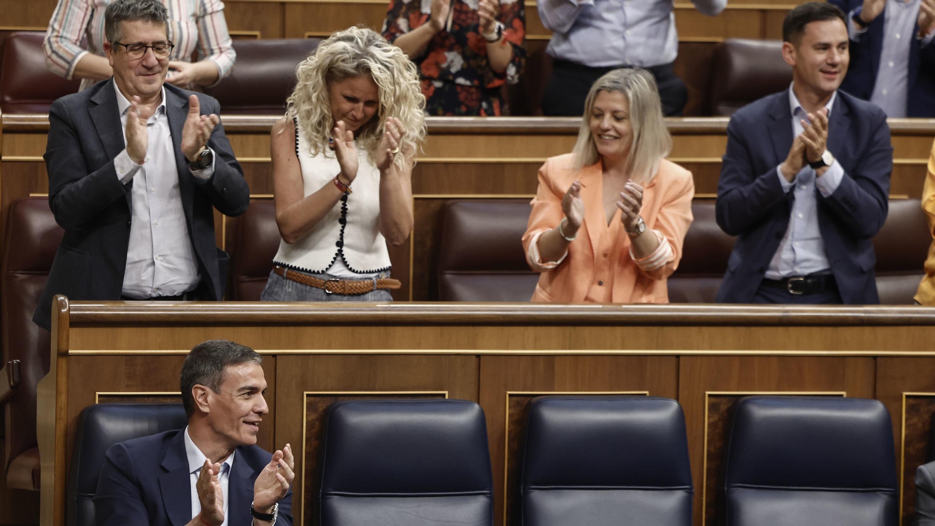 Sánchez e membros do PSOE aplauden logo da aprobación da iniciativa do PP que o instaba a dimitir (EFE-Sergio Pérez)