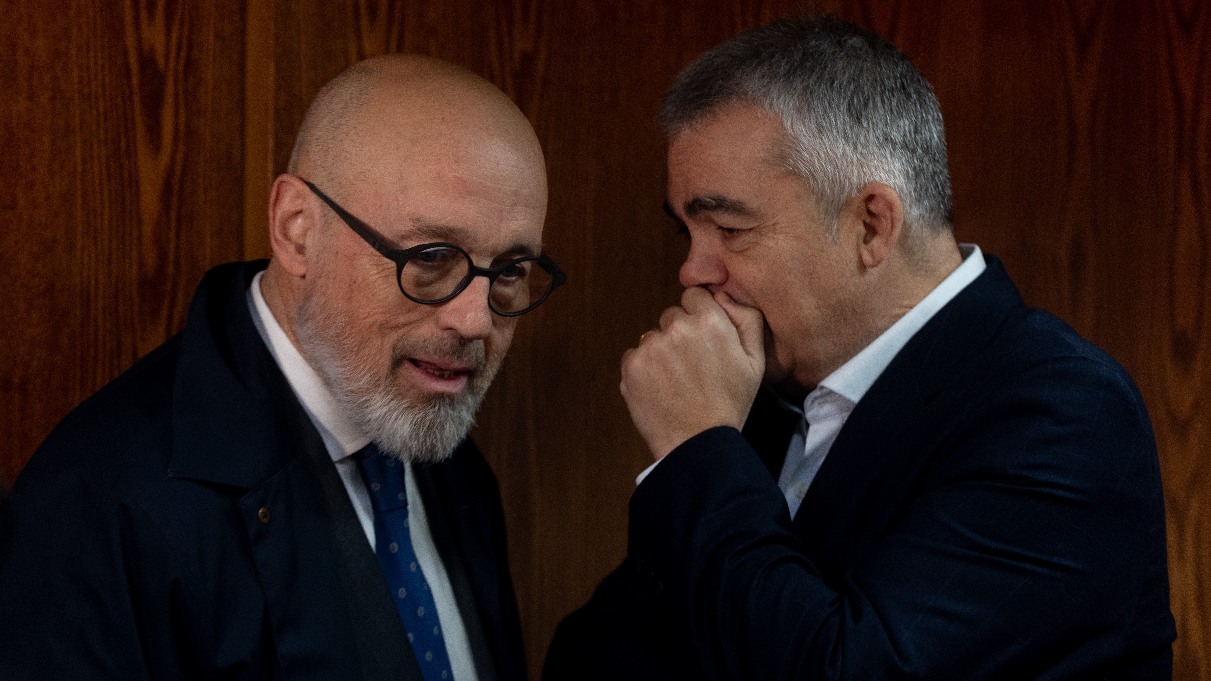 O avogado Jacobo Teijelo, xunto ao seu cliente Santos Cerdán (Arquivo/Eduardo Parra/Europa Press)