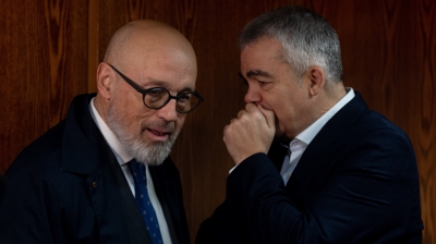 O avogado Jacobo Teijelo, xunto ao seu cliente, Santos Cerdán (Arquivo/Eduardo Parra/Europa Press)