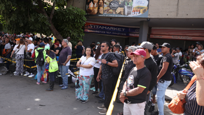 Veciños de Caracas agardan noticias dun operativo de rescate nun edificio afectado polo tremor (REUTERS/Leonardo Fernandez Viloria)