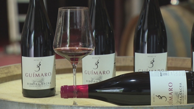 Botellas do tinto novo da colleita de 2024 de Guímaro seleccionado pola aeroliña