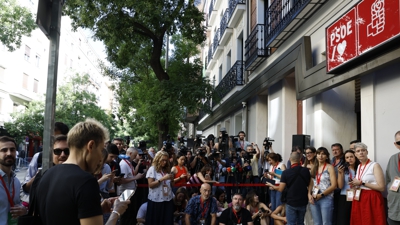 Medios de comunicación ás portas da sede do PSOE en Madrid antes da reunión do Comité Federal . (EFE/Chema Moya)