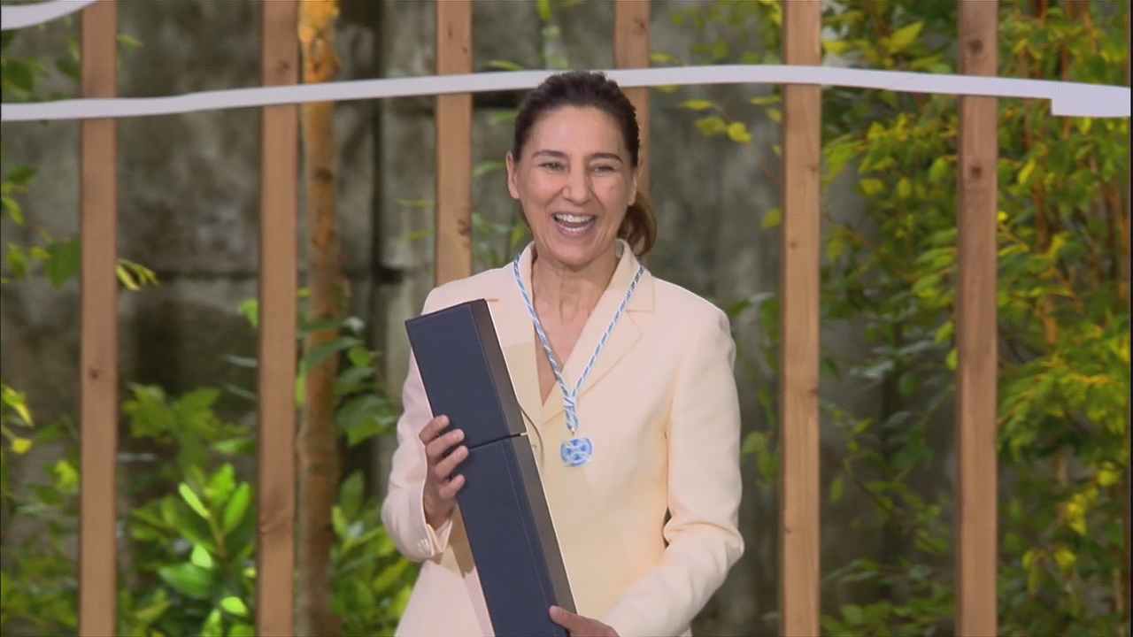 A física Mar Capeáns posa coa súa Medalla Castelao.