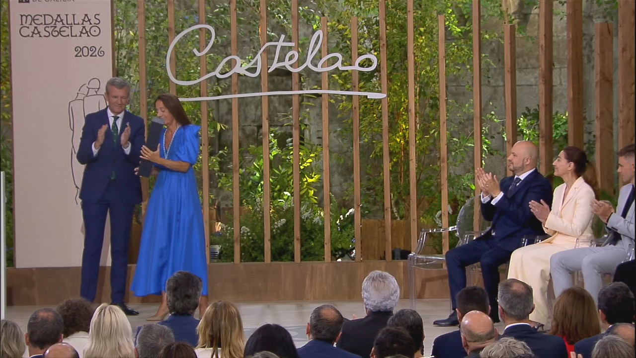 A presidenta da Fundación Andrea, Charo Barca, recibe o recoñecemento da mans do presidente da Xunta.