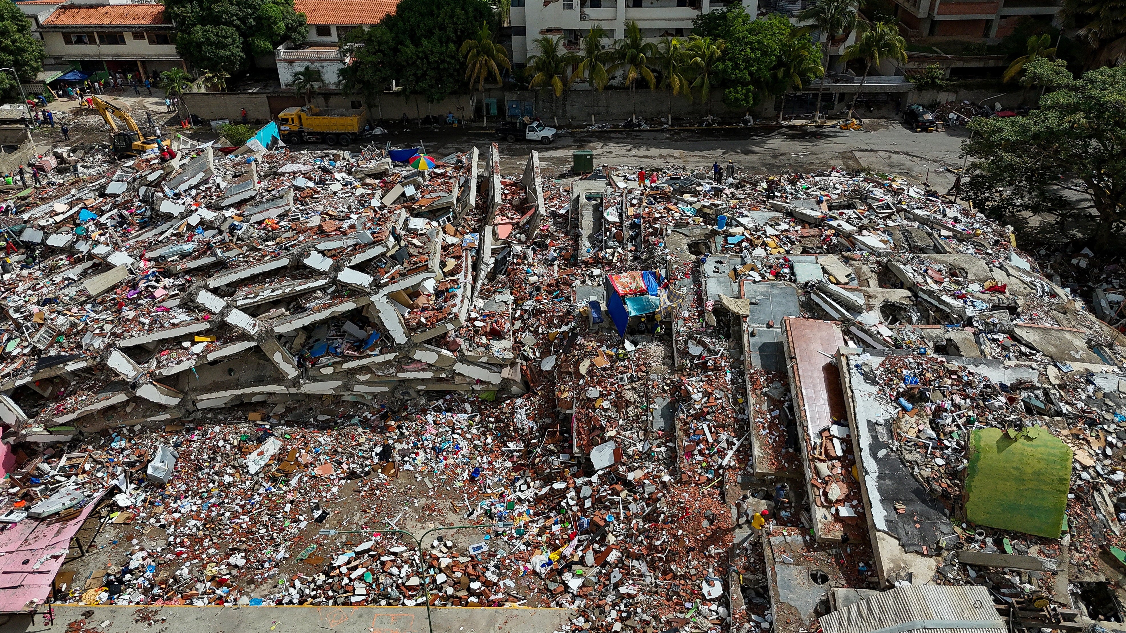 Edificio colapsado en Caraballeda, La Guaira (Reuters)