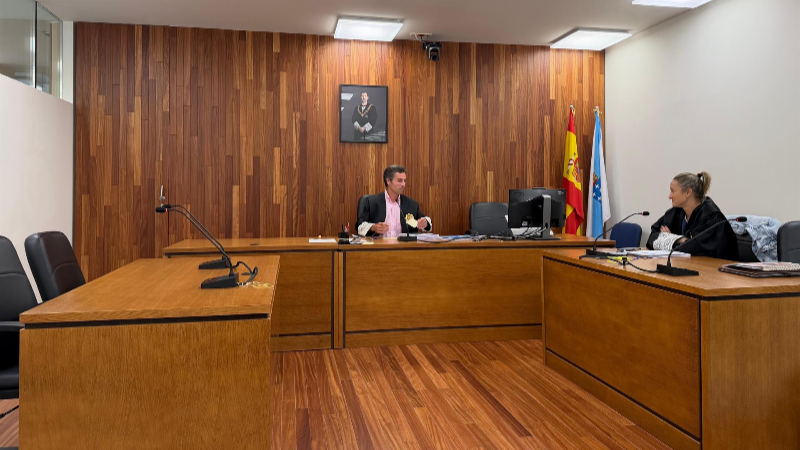 O xuíz e a fiscal durante a celebración do xuízo en Vigo (Europa Press)