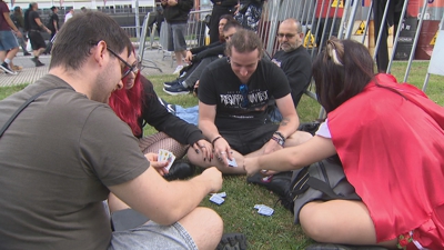 Público xogando á baralla á espera da apertura das portas do festival